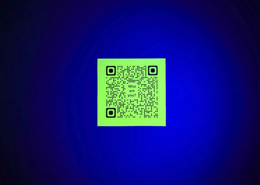 Зелёный QR-код на стене в синем освещении